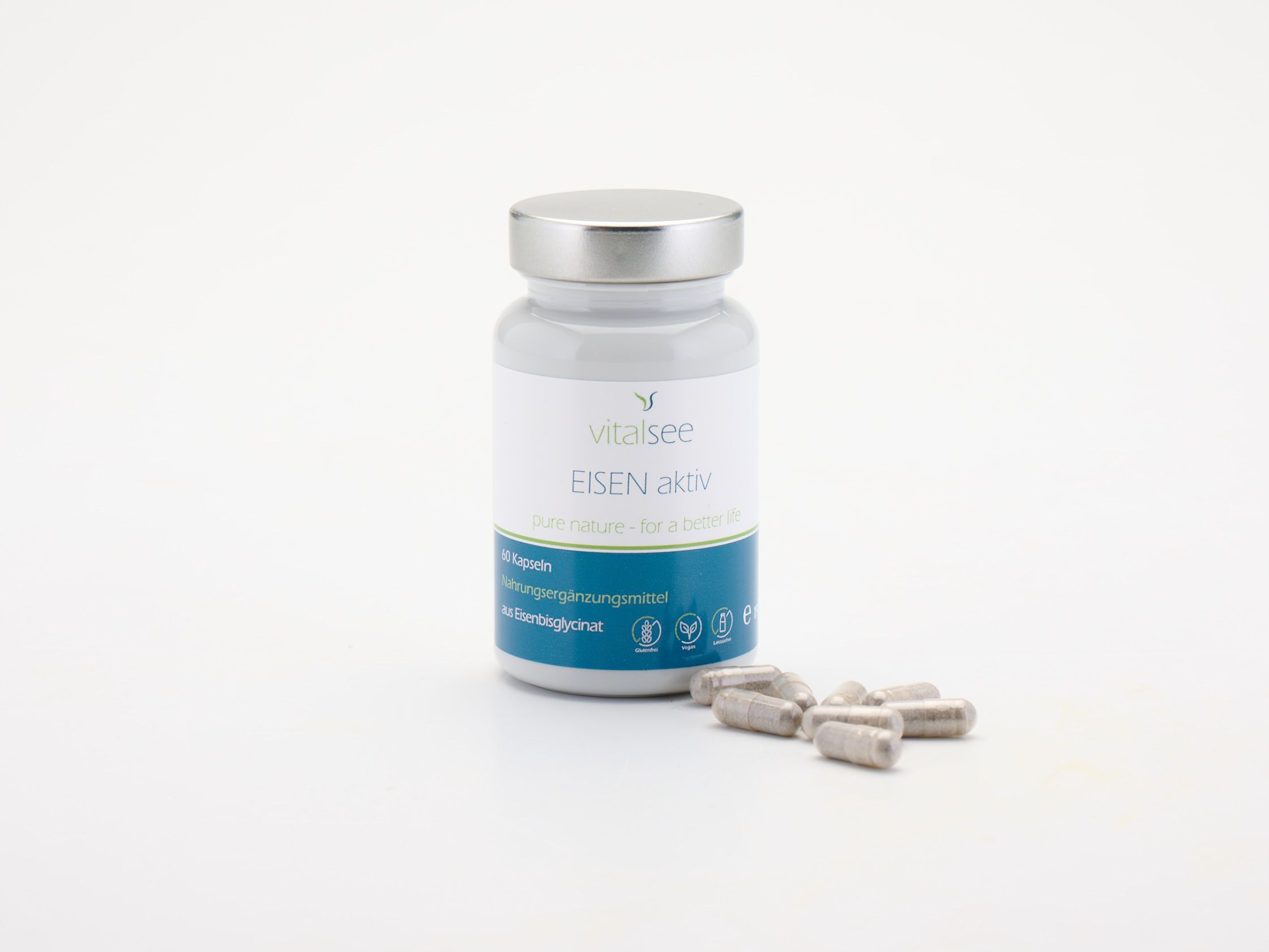 Flasche mit Kapseln daneben. Aufschrift: Vitalsee EISEN aktiv. 60 Kapseln. Nahrungsergänzungsmittel. Silberner Deckel.