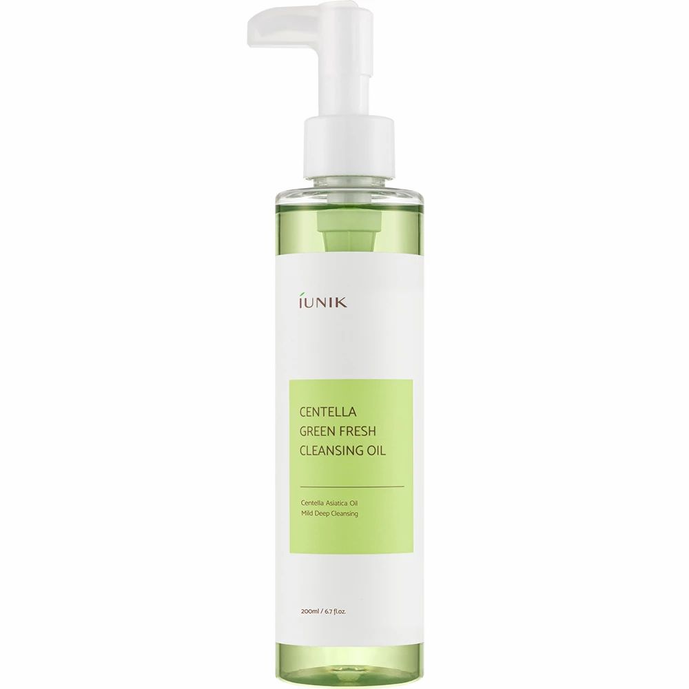 Grüne Flüssigkeit in einer durchsichtigen Flasche mit weißem Pumpkopf. Aufschrift: iUNIK Centella Green Fresh Cleansing Oil.