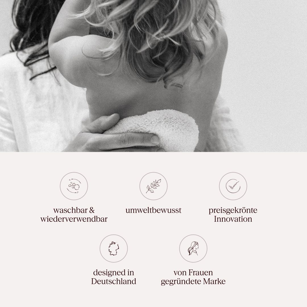 Ein Baby wird mit einem Waschpad gereinigt. Text: Waschbar & wiederverwendbar, umweltbewusst, preisgekrönte Innovation, designed in Deutschland.