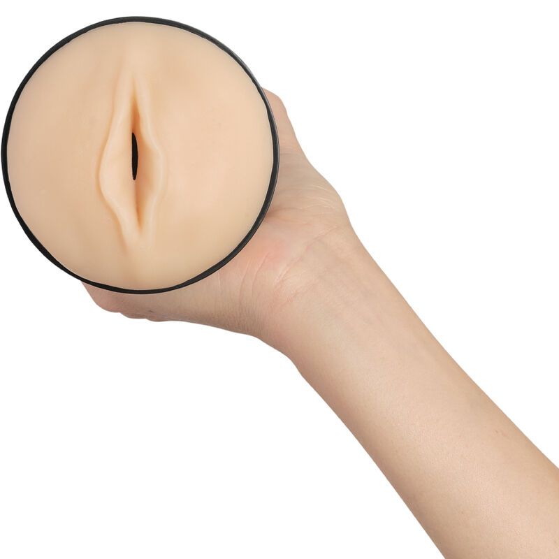 Hand hält einen Masturbator mit hautfarbenem, realistisch gestaltetem Innenteil.