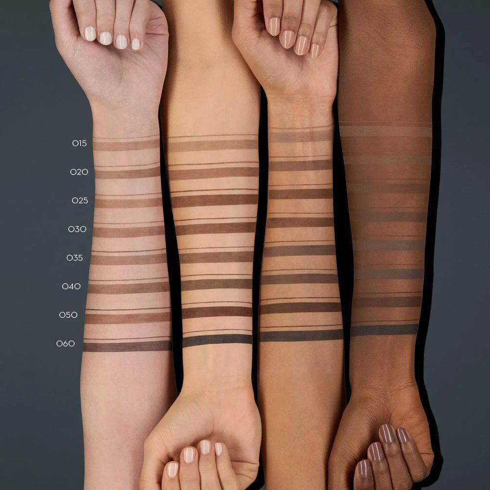 Arme mit verschiedenen Augenbrauenstift-Farben. Farbnummern: 015, 020, 025, 030, 035, 040, 050, 060.