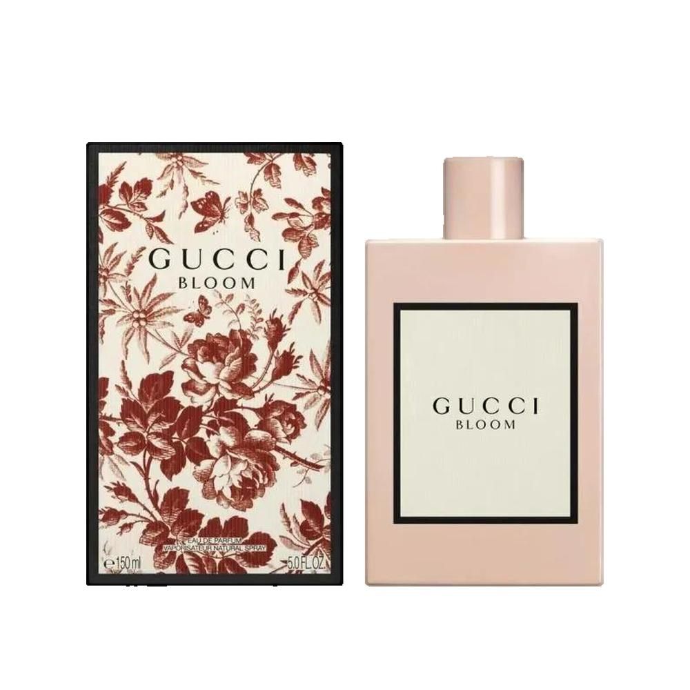 Rosafarbener Flakon und Schachtel. Aufschrift Gucci Bloom. Schachtel mit floralem Muster. Flakon mit weißem Etikett und schwarzem Rahmen.