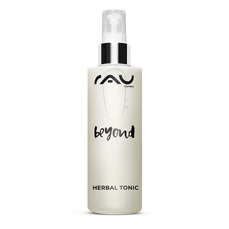 Weißes Gesichtswasser mit Sprühkopf. Text: RAU Cosmetics, beyond, Herbal Tonic. Auf weißem Hintergrund.