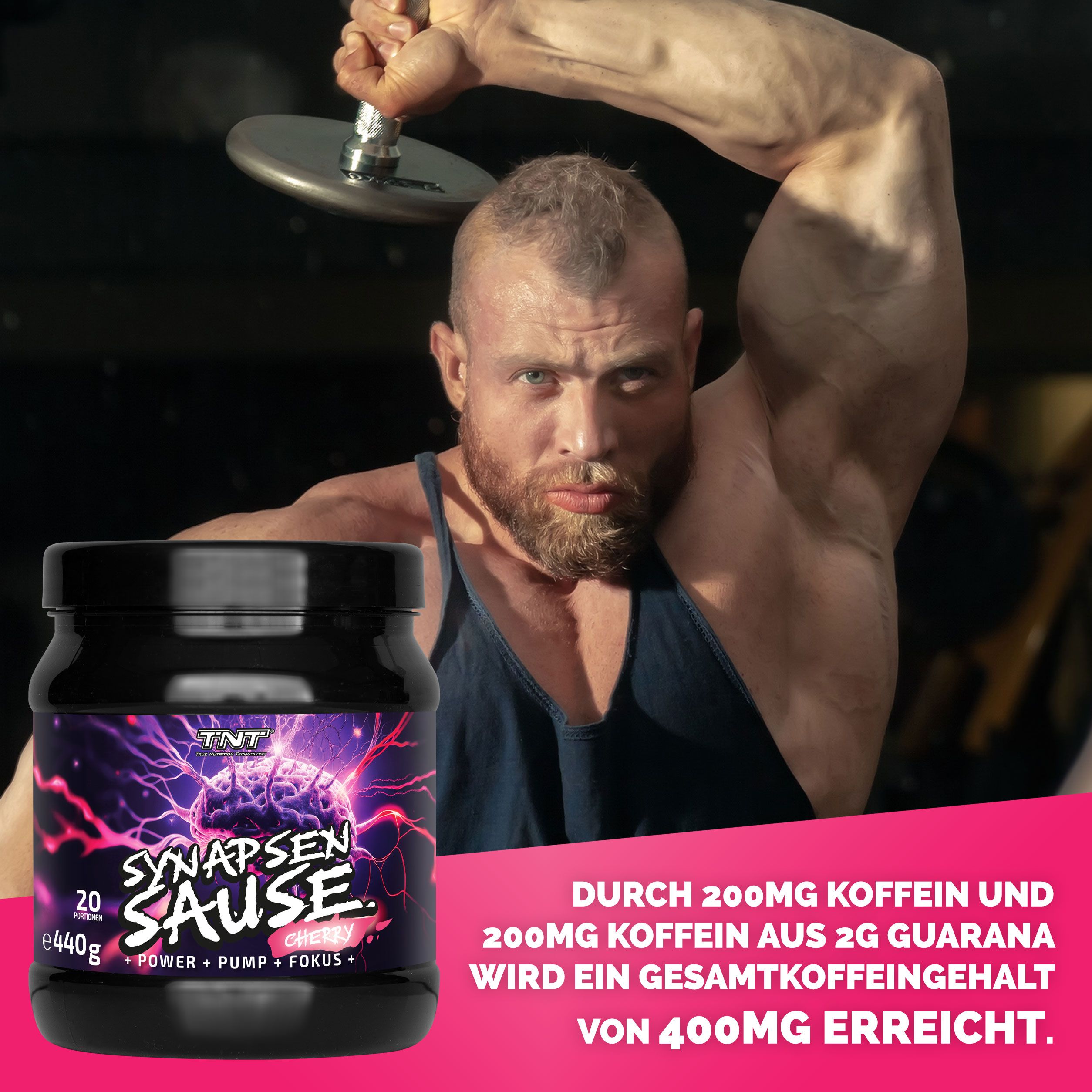 Mann mit Hantel. Im Hintergrund Produktglas mit lila Etikett. Text: SYNAPSEN SAUSE, Cherry, 20 Portionen, e440g. Text: 400mg Koffein.