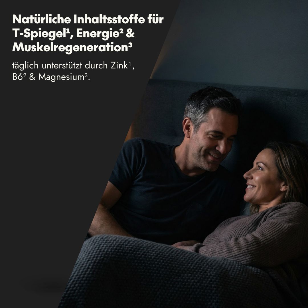 Paar sitzt auf Bett. Text: Natürliche Inhaltsstoffe für T-Spiegel, Energie & Muskelregeneration.