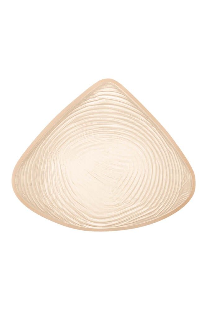 Brustprothese in voller Brustform. Beige, dreieckige Form mit geriffelter Oberfläche.