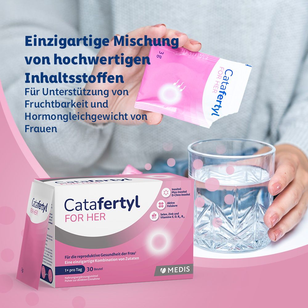 CATAFERTYL FOR HER-Packung und Einzelportion. Frau hält Packung und Beutel über Glas Wasser. Text: Fruchtbarkeit, Hormongleichgewicht.