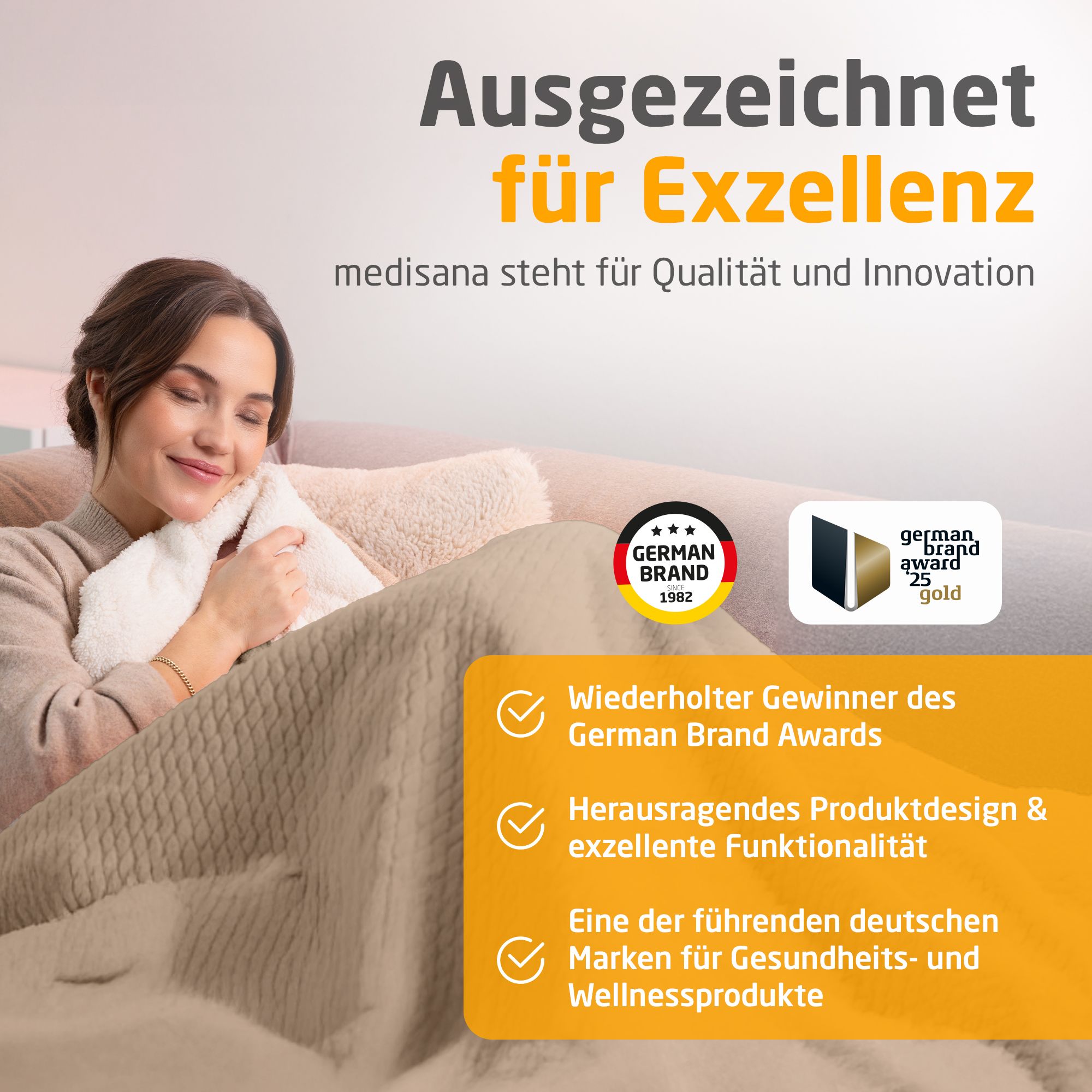 Frau auf Sofa mit Heizdecke. Beige Decke, weißes Innenfutter. Logos: German Brand Award, German Brand Award 25 gold. Text: medisana.