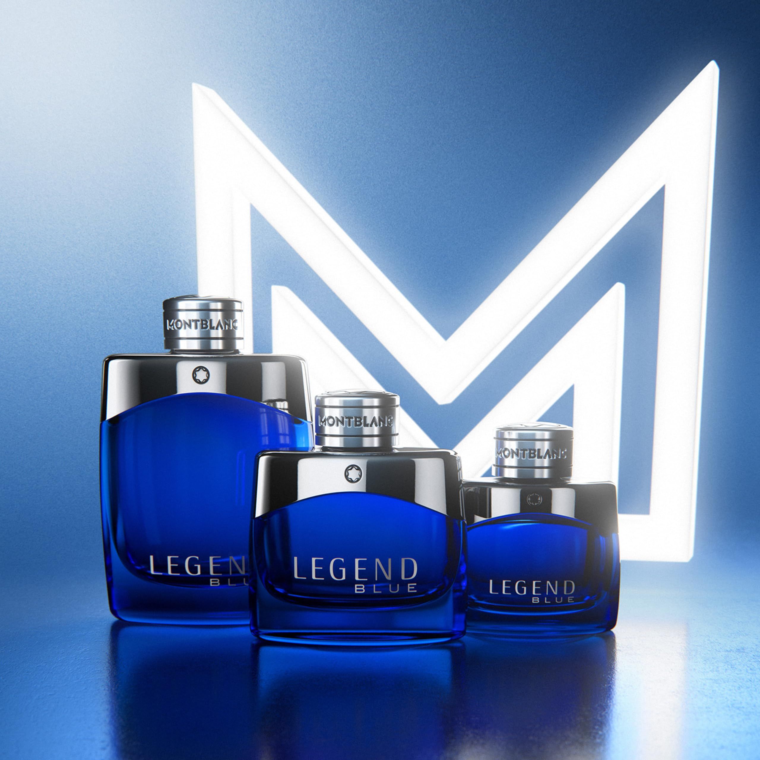 Drei blaue Montblanc Legend Blue EdP-Flakons. Silberne Kappen. Hintergrund mit weißem Logo.