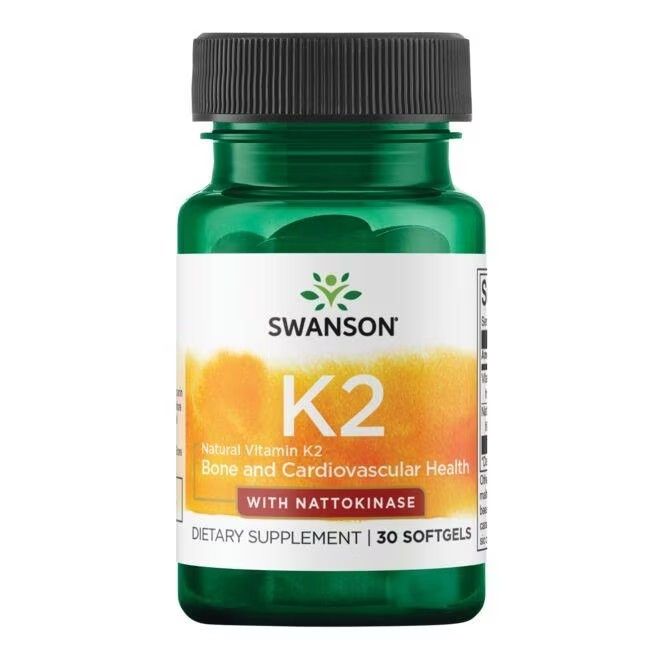 Grüne Flasche mit schwarzem Deckel. Etikett mit "SWANSON K2" und "mit Nattokinase". 30 Softgels.