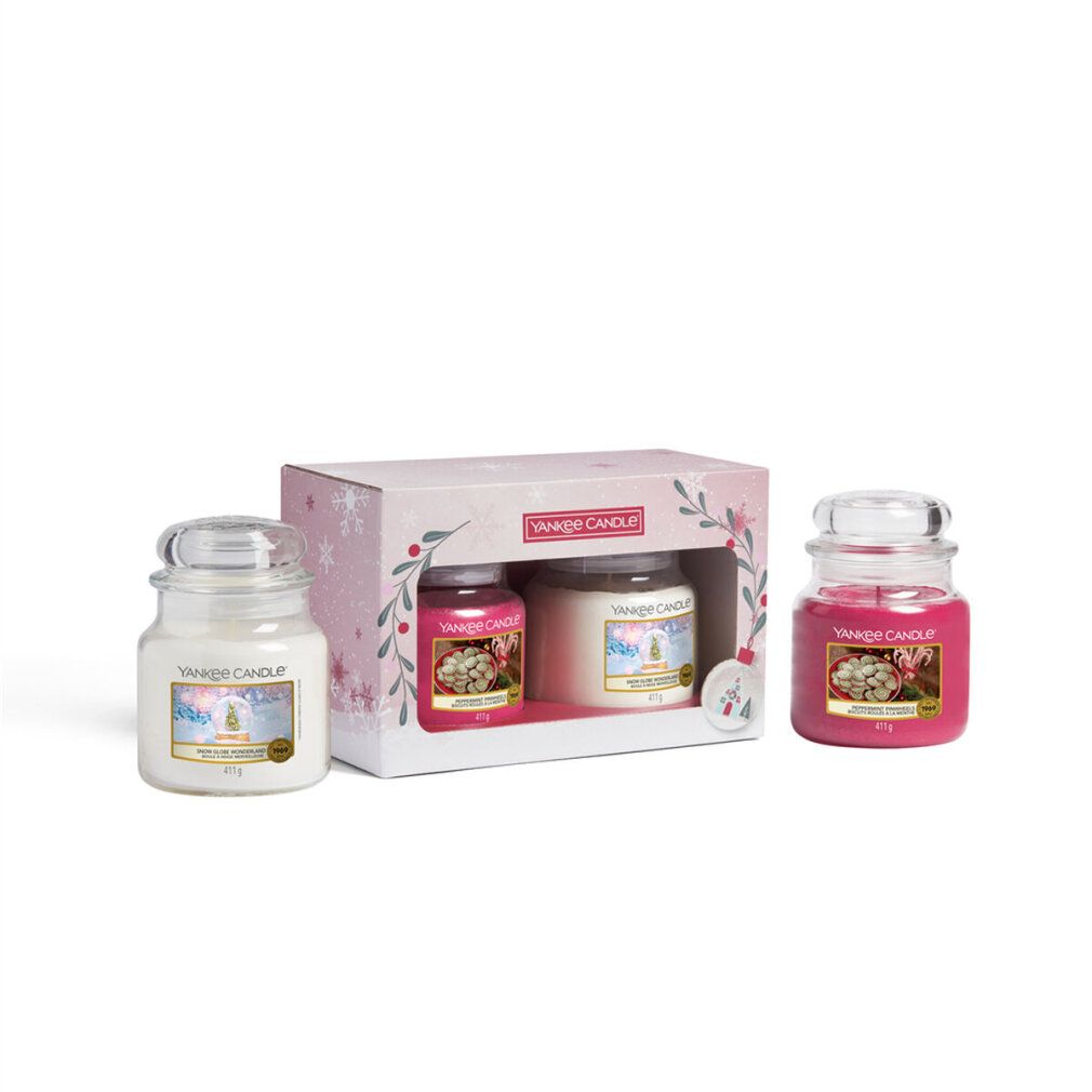 Geschenkset mit drei Yankee Candle Gläsern. Zwei in Box, eine daneben. Rosa, weiß, rot. Logo und Ornament.