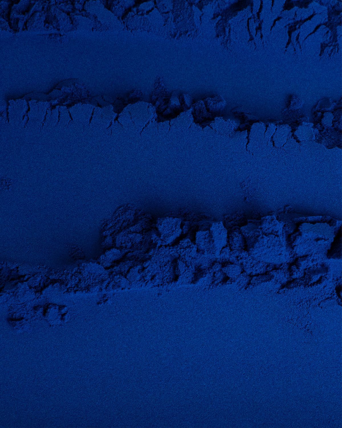 Nahaufnahme von blauen Pulverstreifen mit Textur.