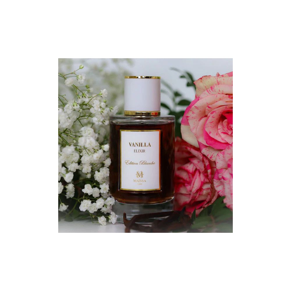 Parfümflakon mit weißem Deckel und goldener Umrandung. Aufschrift: Vanilla Elixir. Umgeben von Blumen und Rosen.