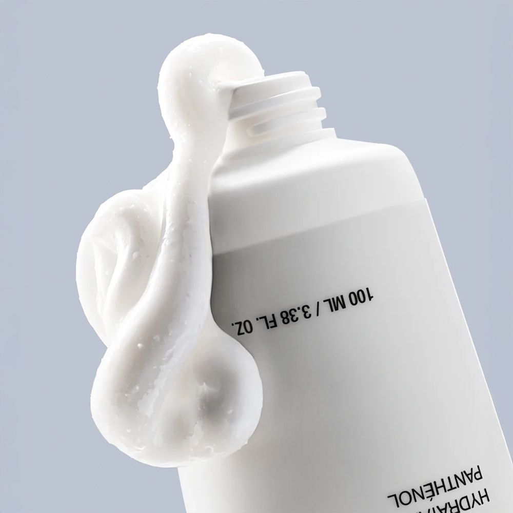 Weiße Tube mit Anua 3+ Ceramide Panthenol Feuchtigkeitscreme. Creme fließt aus der Öffnung.