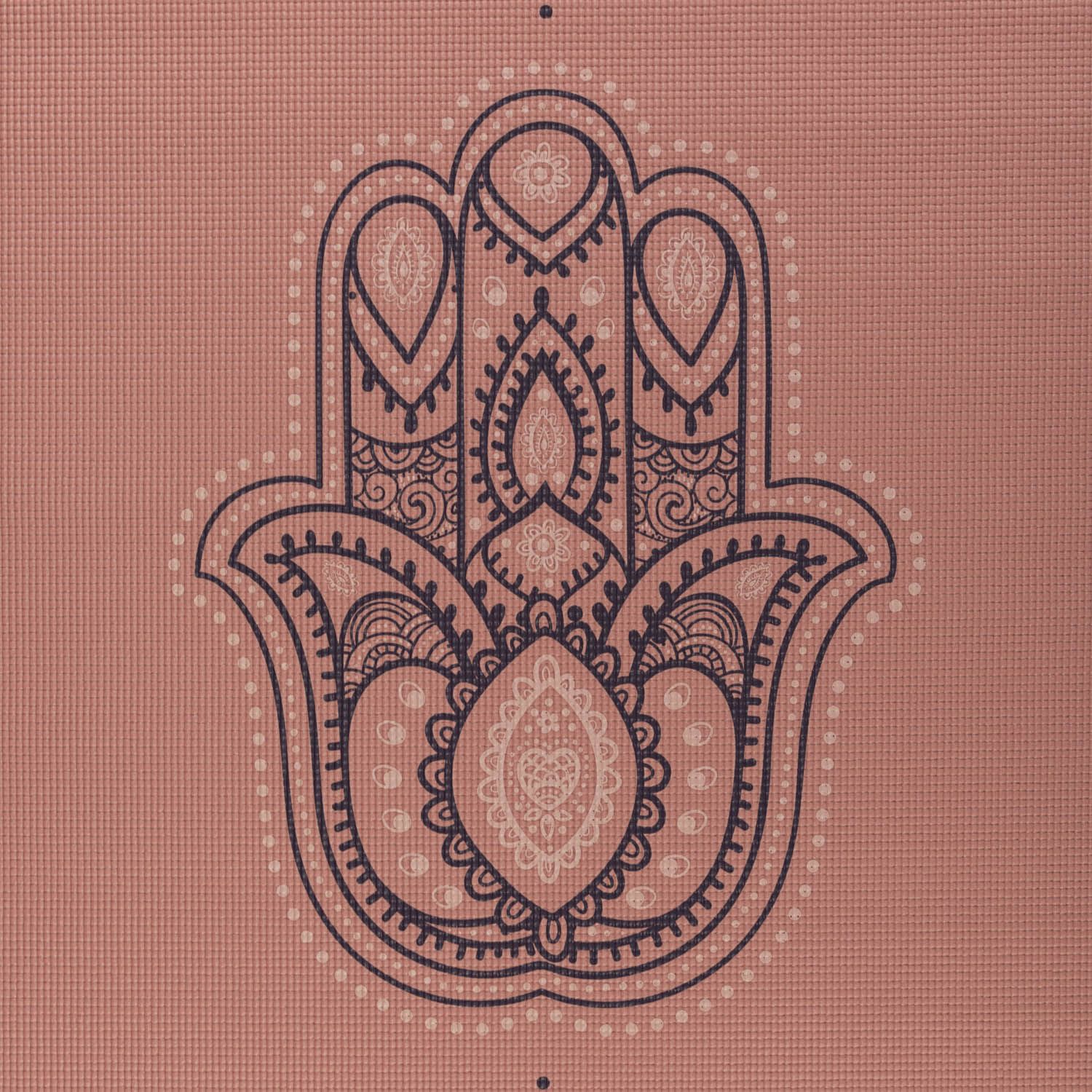 Nahaufnahme der rosa Yogamatte. Hamsa-Hand-Design, detailliert. Strukturierte Oberfläche.