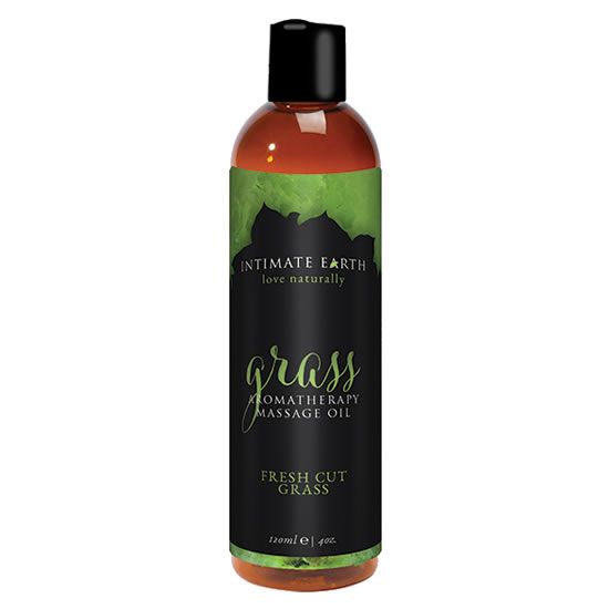 Flasche Intimate Earth Grass Massageöl. Schwarzes Etikett mit grünen Blättern und Schriftzug. 120ml.