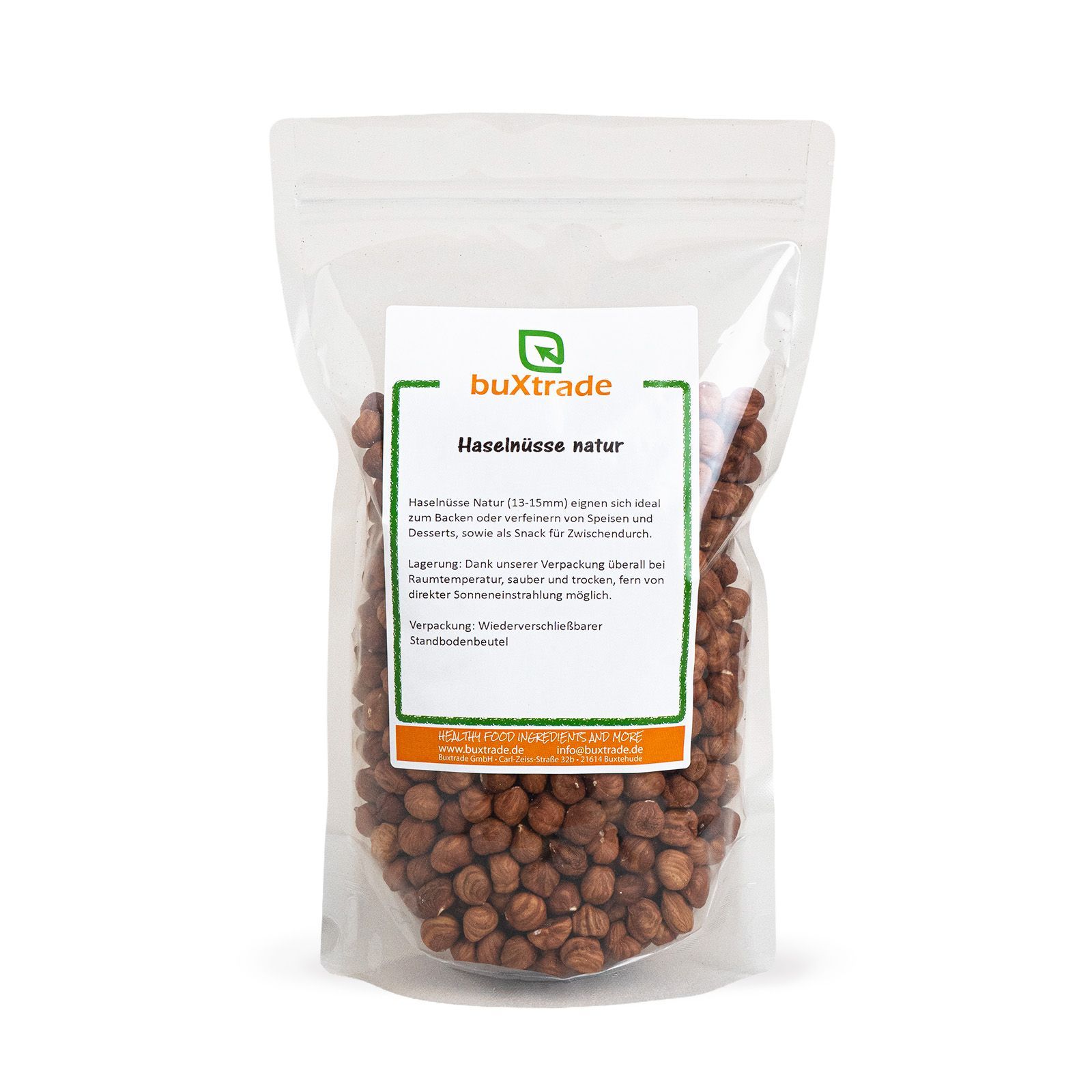 Transparente Verpackung mit Haselnüssen. Aufkleber mit Produktinformationen: buXtrade Haselnüsse natur.