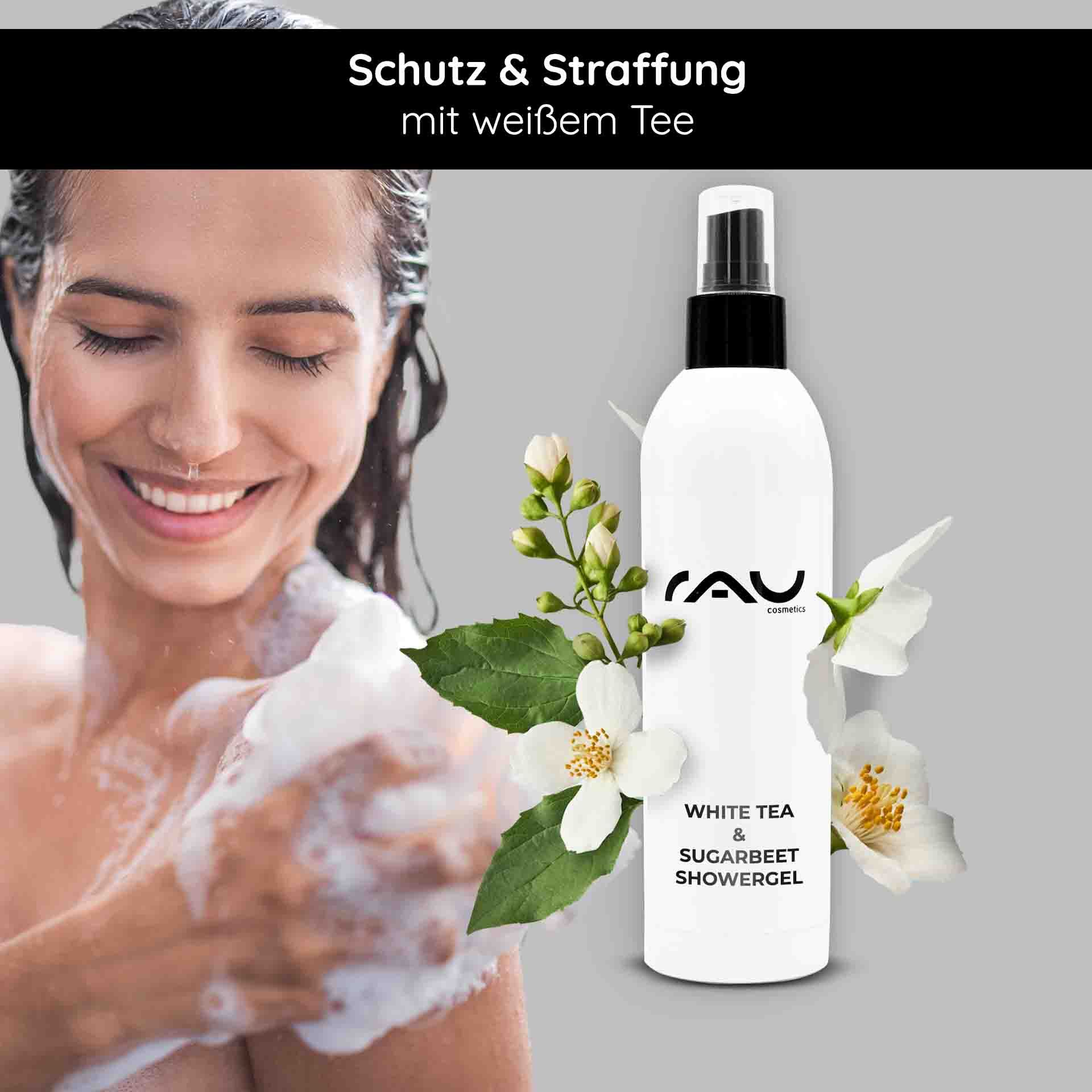 Frau duscht sich. Neben ihr: Weiße Flasche mit schwarzem Sprühkopf. Aufschrift: RAU Cosmetics, White Tea & Sugarbeet Showergel.