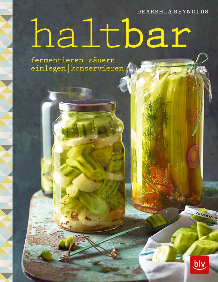 Buchcover mit dem Titel "haltbar". Darunter die Wörter "fermentieren | säuern | einlegen | konservieren". Gläser mit eingelegten Gurken.
