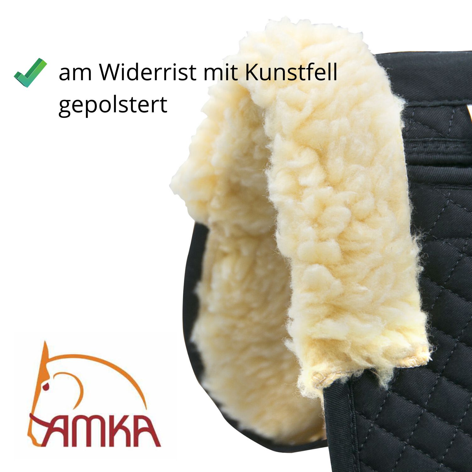 Nahaufnahme des Sattelpads mit Kunstfell am Widerrist. AMKA Logo sichtbar.
