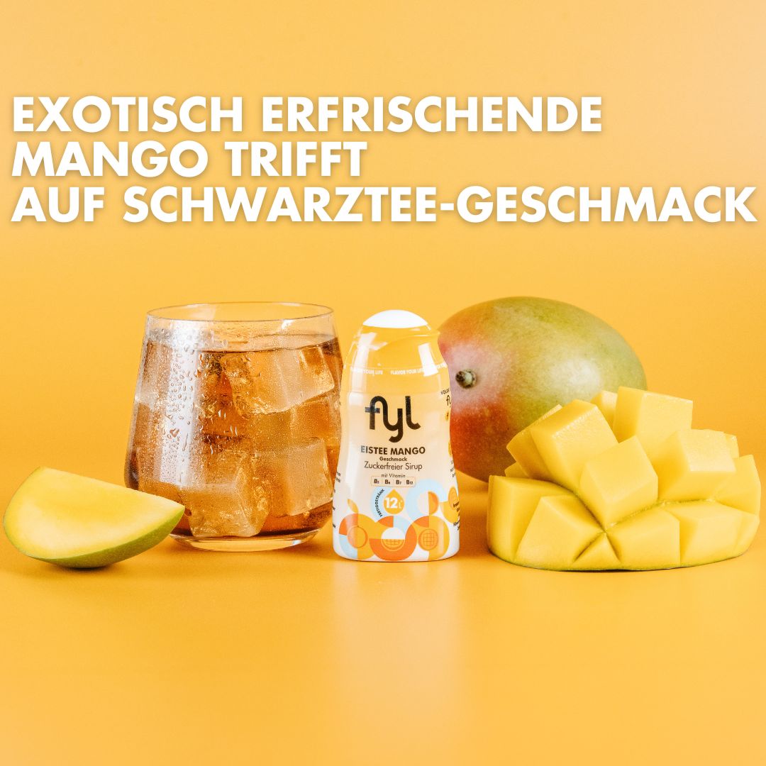 Glas mit Eiswürfeln, fyl Eistee Mango Sirup, Mango und Mangostücke auf gelbem Hintergrund.