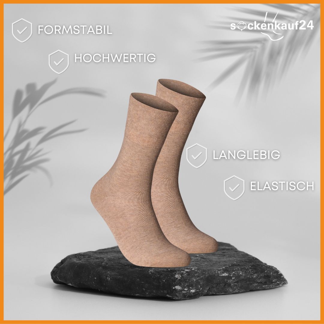 Zwei beige Socken stehen auf einem Stein. Text: Formstabil, Hochwertig, Langlebig, Elastisch.