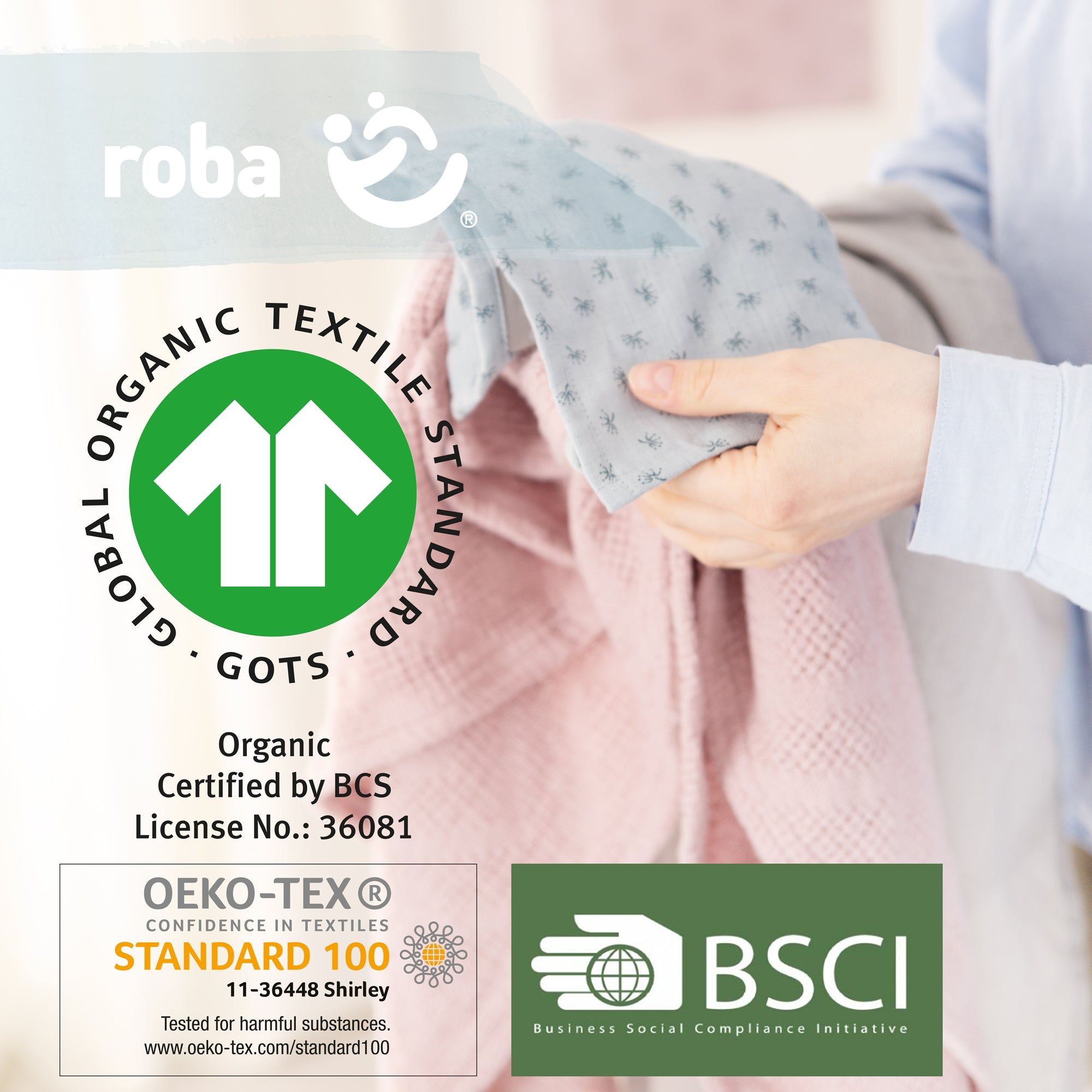 Person hält Textilien. GOTS-Zertifizierung, OEKO-TEX Standard 100 und BSCI-Logo. Text: Organic, zertifiziert von BCS.
