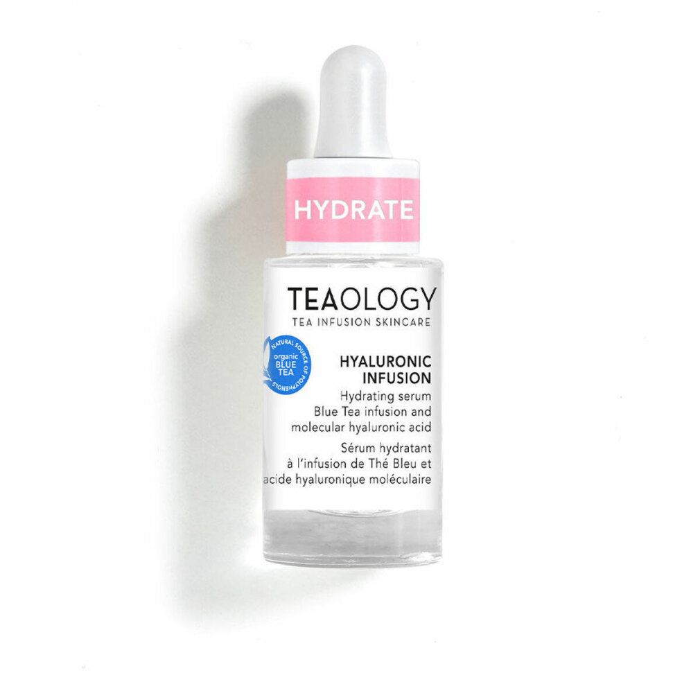 Serumflasche mit Pipette. Aufschrift: HYDRATE, TEAOLOGY, HYALURONIC INFUSION. Blaue Tee-Infusion und Hyaluronsäure.