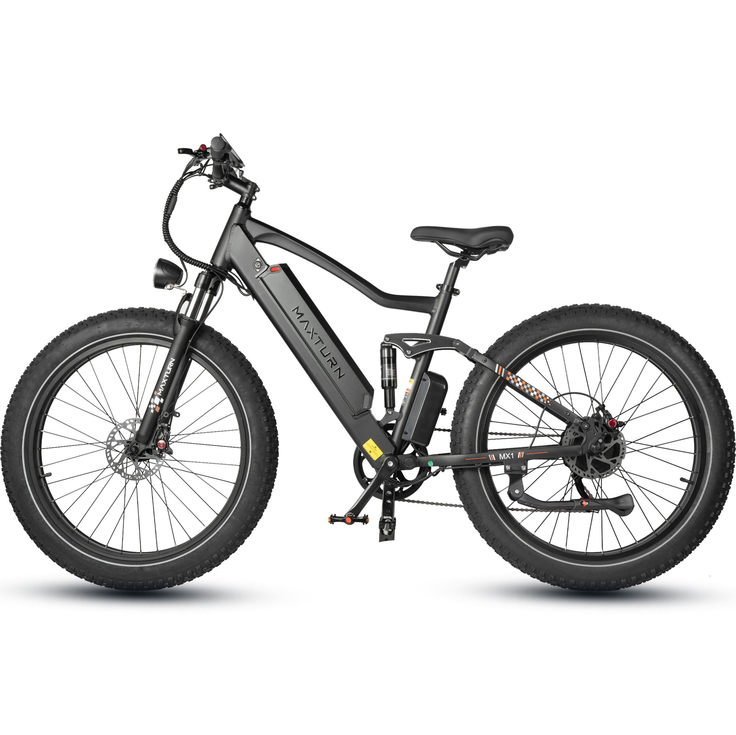 Schwarzes Elektrofahrrad mit breiten Reifen. MAXTURN-Logo am Rahmen. Sichtbar: Scheinwerfer, Display.