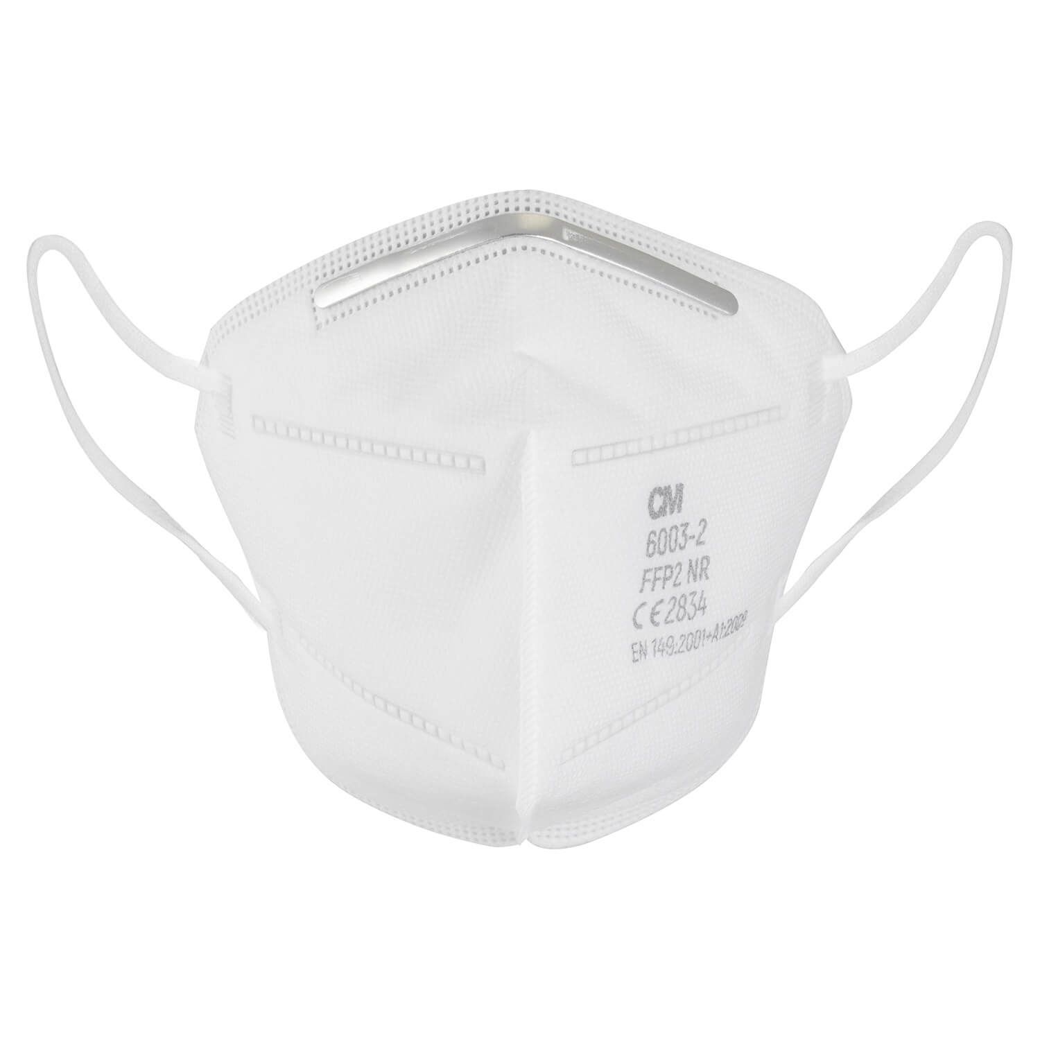 Weiße FFP2-Halbmaske mit Nasenbügel und Ohrschlaufen. Auf der Maske ist Text aufgedruckt.