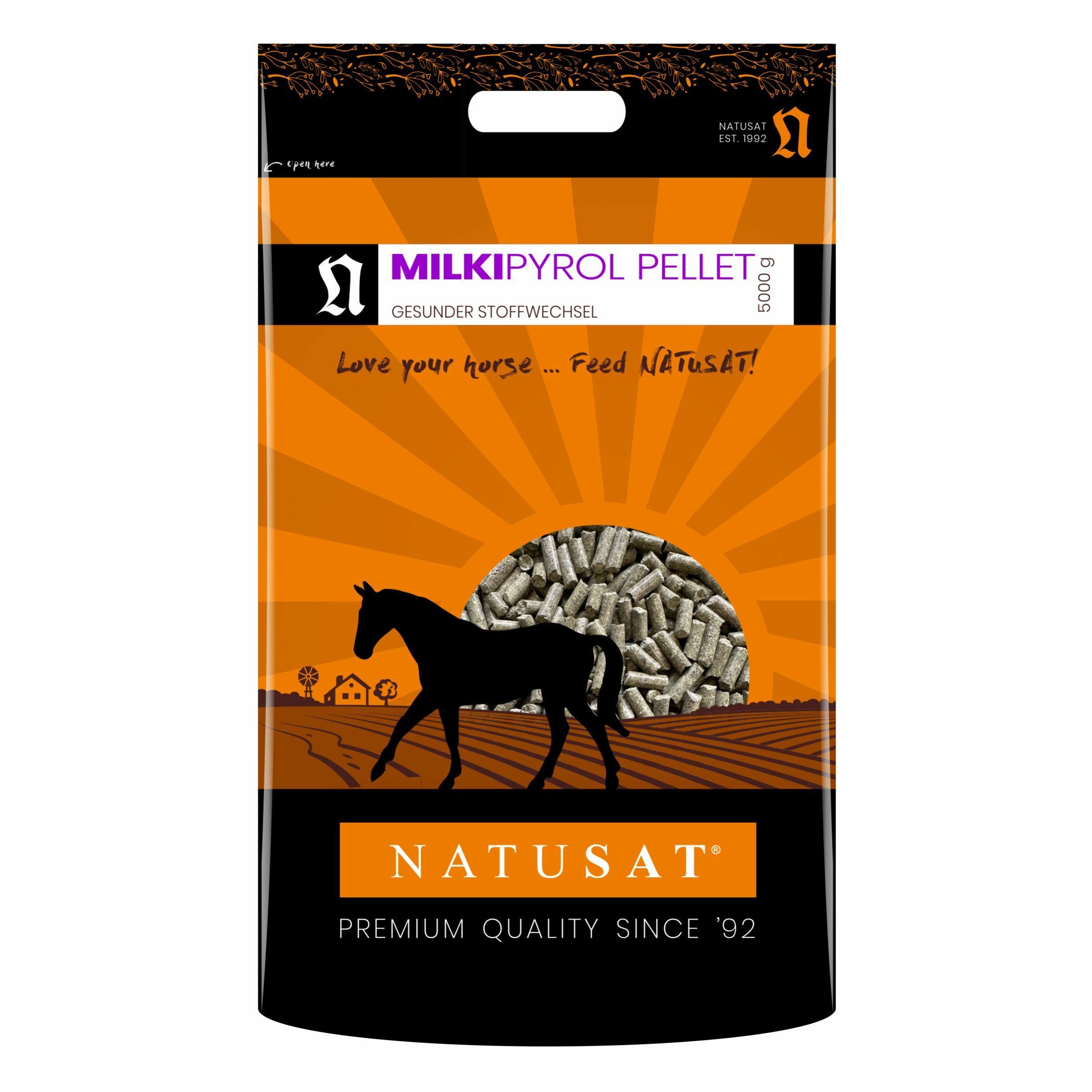 Verpackung mit Natusat Milki Pyrol Pellets. Schwarze Silhouette eines Pferdes vor Sonnenuntergang. Text: Gesunder Stoffwechsel.
