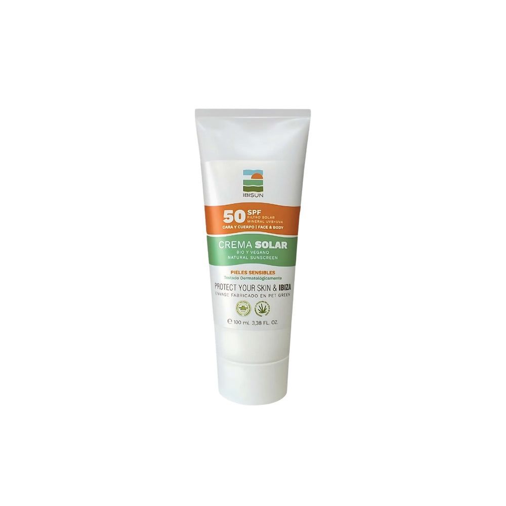 Sonnencreme-Tube. SPF 50+ und Produktbezeichnung 'Crema Solar' sichtbar.