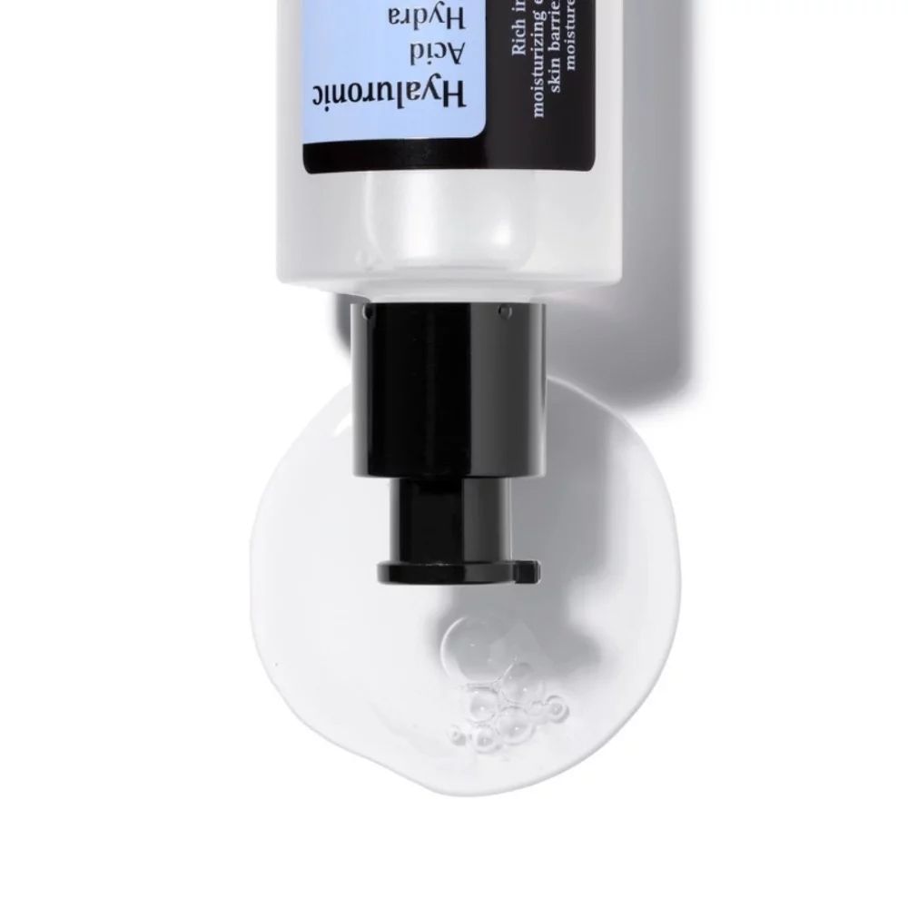 Tropfen COSRX Hyaluronic Acid Hydra Power Essence aus dem Pumpspender.