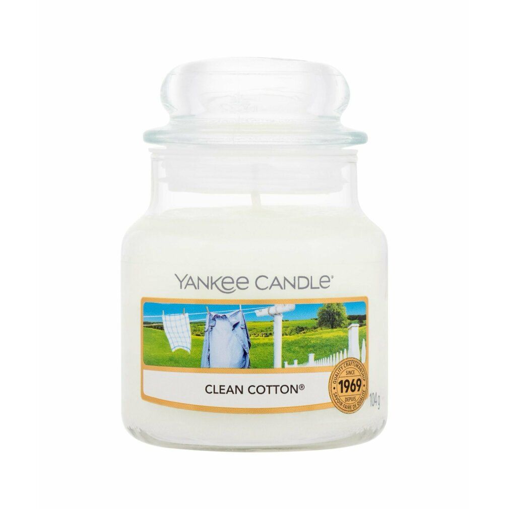 Yankee Candle Housewarmer Clean Cotton Duftkerze im Glas. Etikett zeigt Wäscheleine mit Kleidung vor einer grünen Landschaft. Enthält das Siegel '1969'.