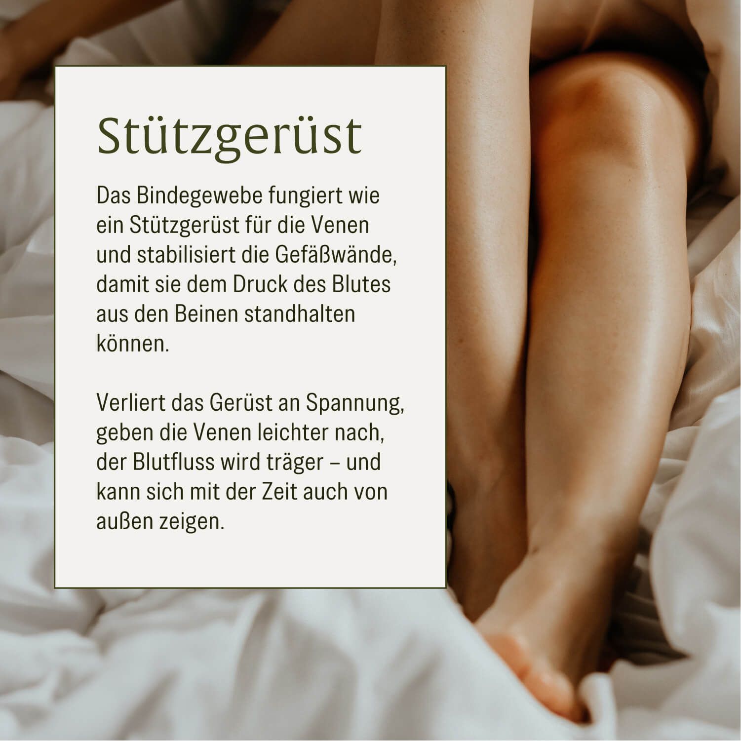 Nahaufnahme von Beinen einer Frau auf einem Bett, mit Text über das Bindegewebe.