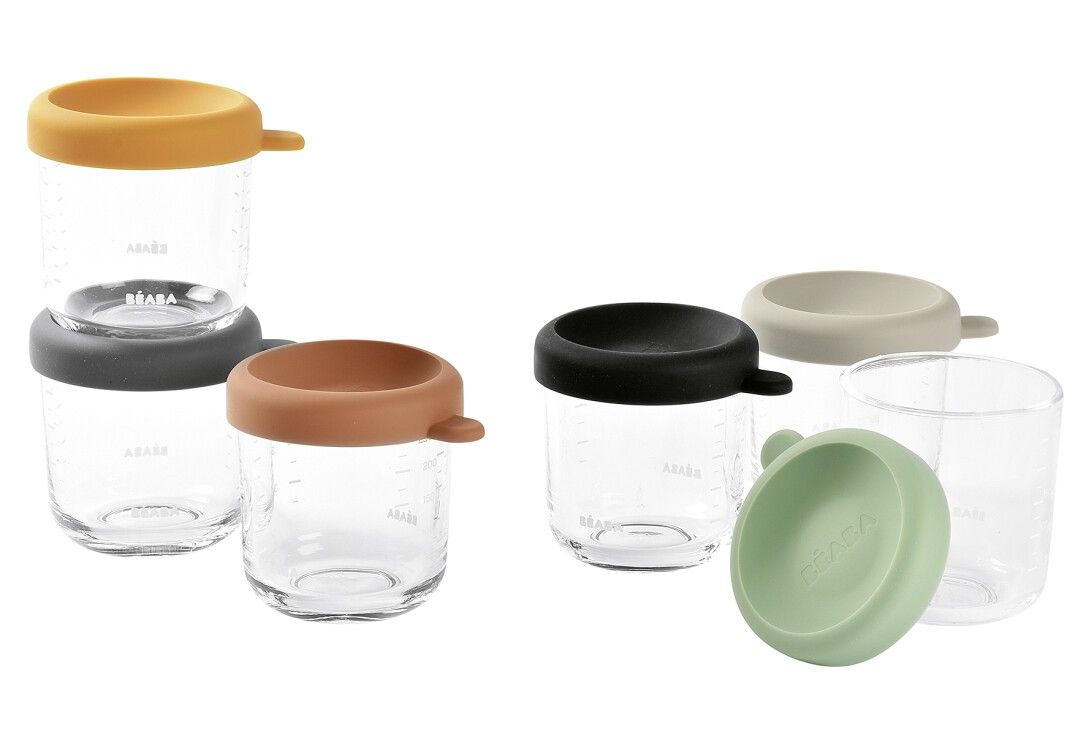 Sechs transparente Behälter mit farbigen Deckeln. Marke BEABA. Deckelfarben: Gelb, Braun, Schwarz, Beige, Grün. Ein Deckel liegt daneben.