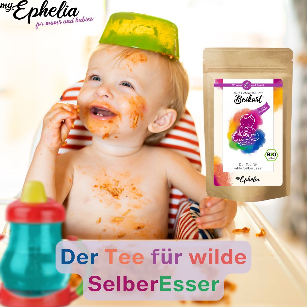Kleinkind im Hochstuhl, verschmutzt. Daneben Tee-Verpackung mit Text: Mein Lieblingstee zur Beikost. Bio-Siegel. Text: Der Tee für wilde SelberEsser.