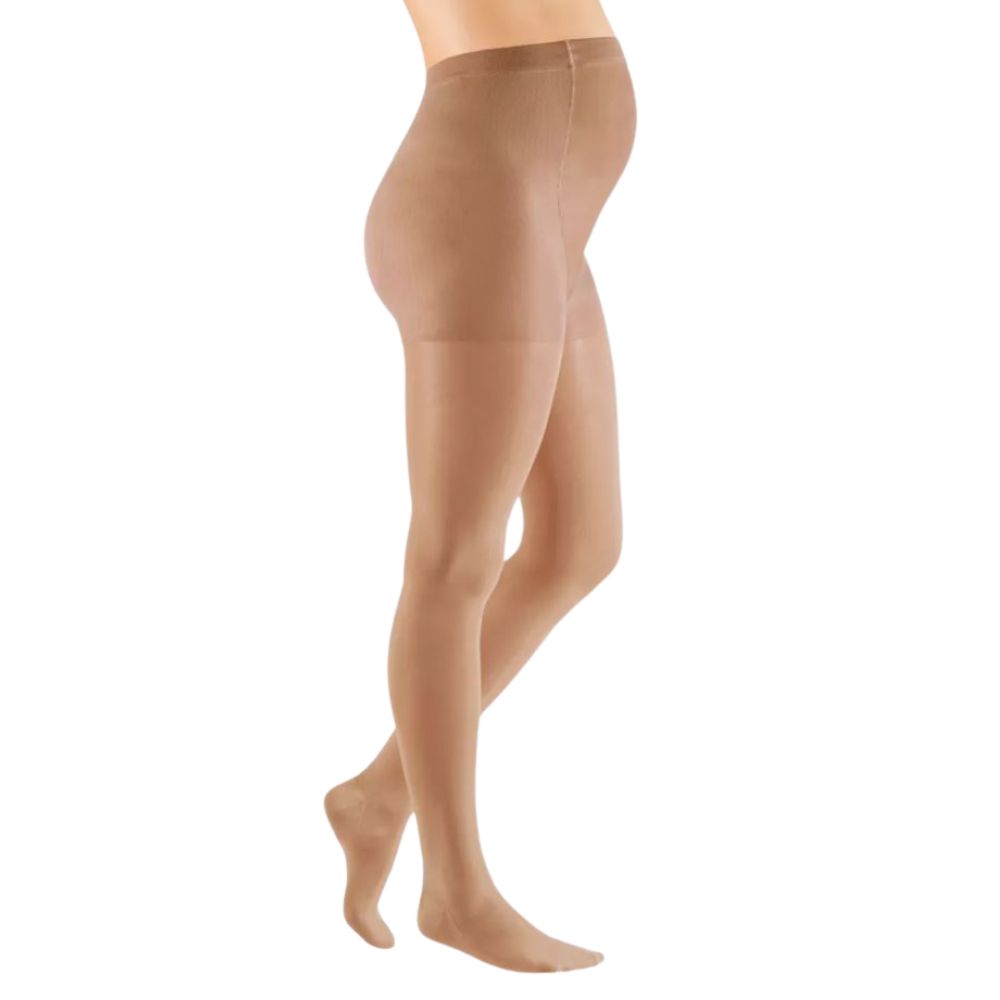 Hautfarbene Kompressionsstrumpfhose. Seitliche Ansicht einer Person, die die Strumpfhose trägt. Blick auf Bein und Fuß.