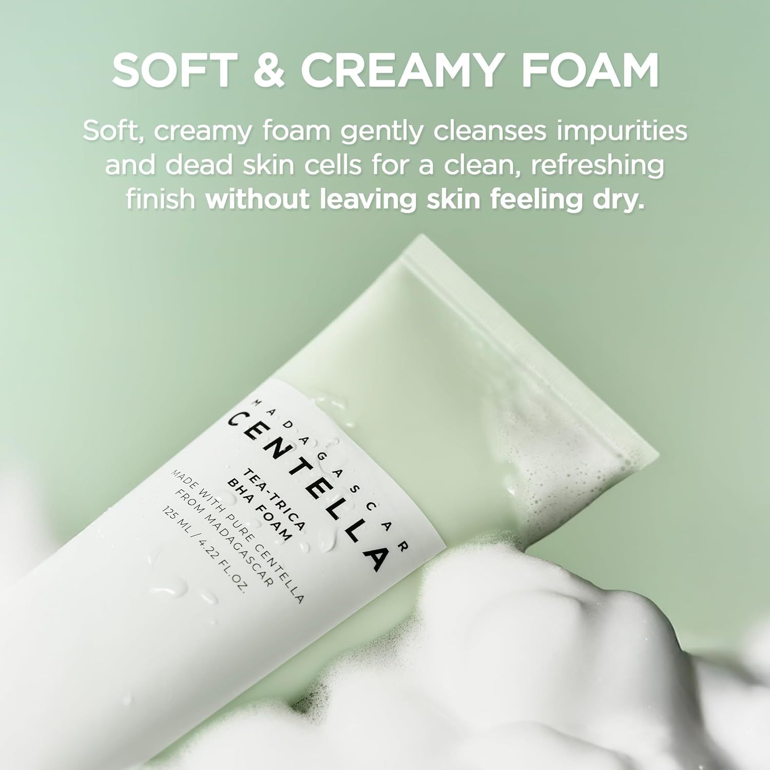 Produkt SKIN1004 Madagascar Centella Tea-Trica BHA Foam mit Schaum. Text und Produkt auf grünem Hintergrund.