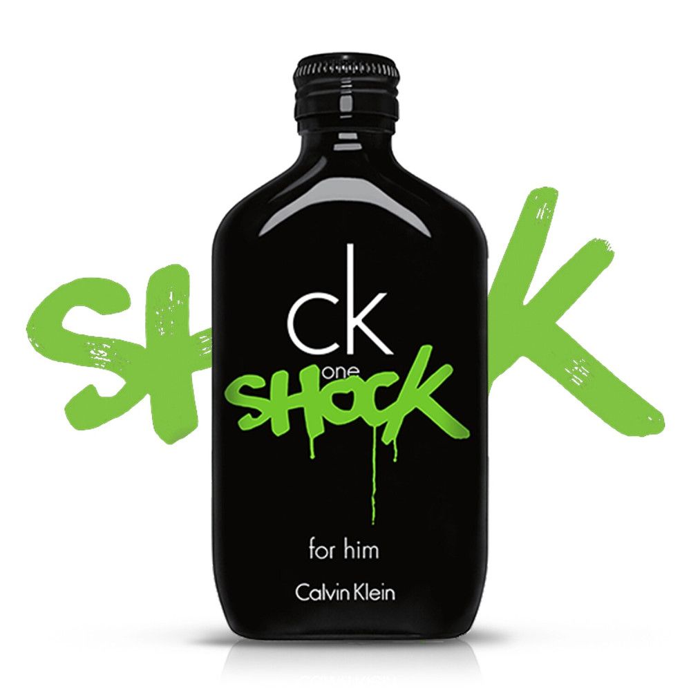 Schwarze Flasche mit grüner Aufschrift: ck one SHOCK for him. Calvin Klein. Weißer Hintergrund.