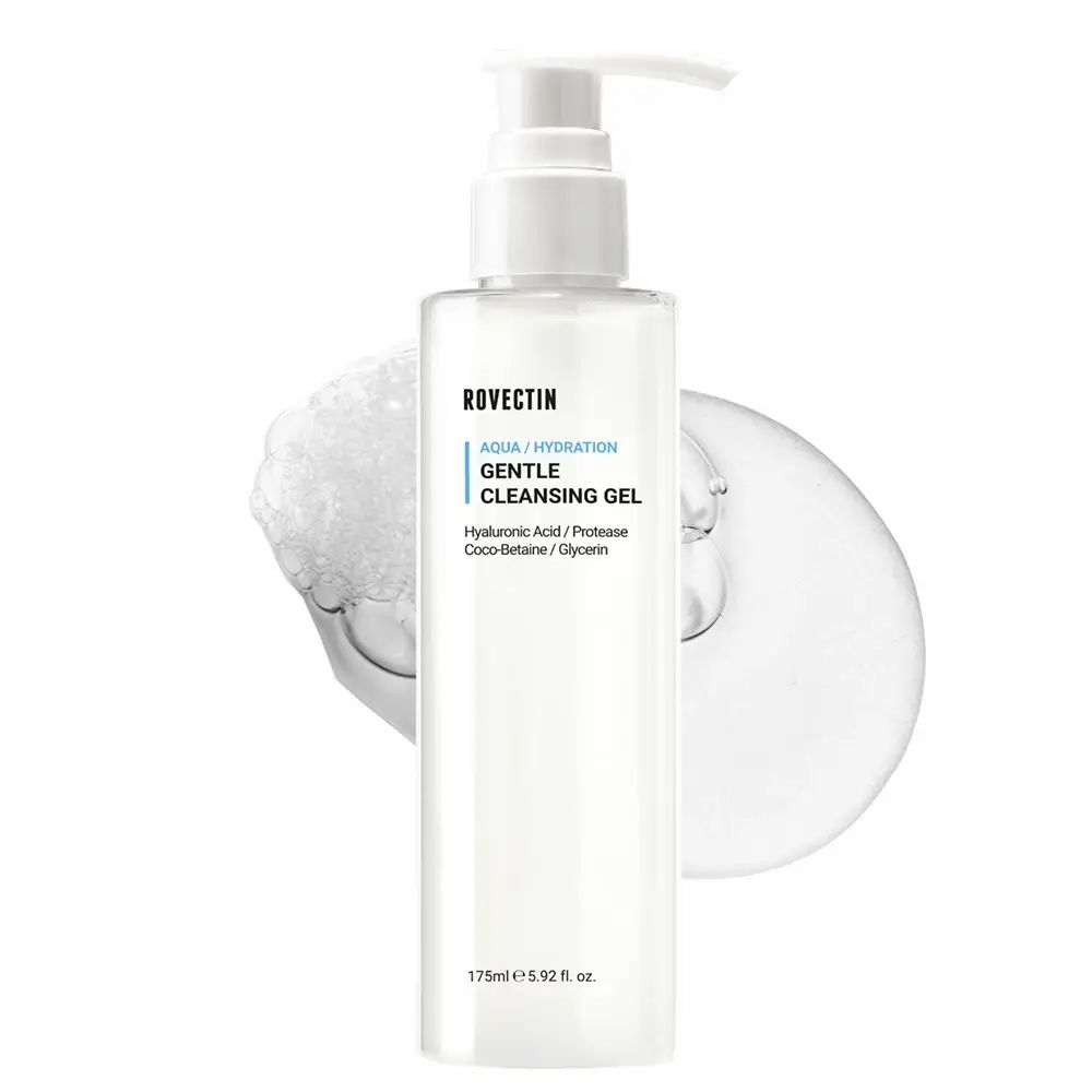 Transparente Flasche mit Pumpe. Aufschrift: Gentle Cleansing Gel. Schaum.