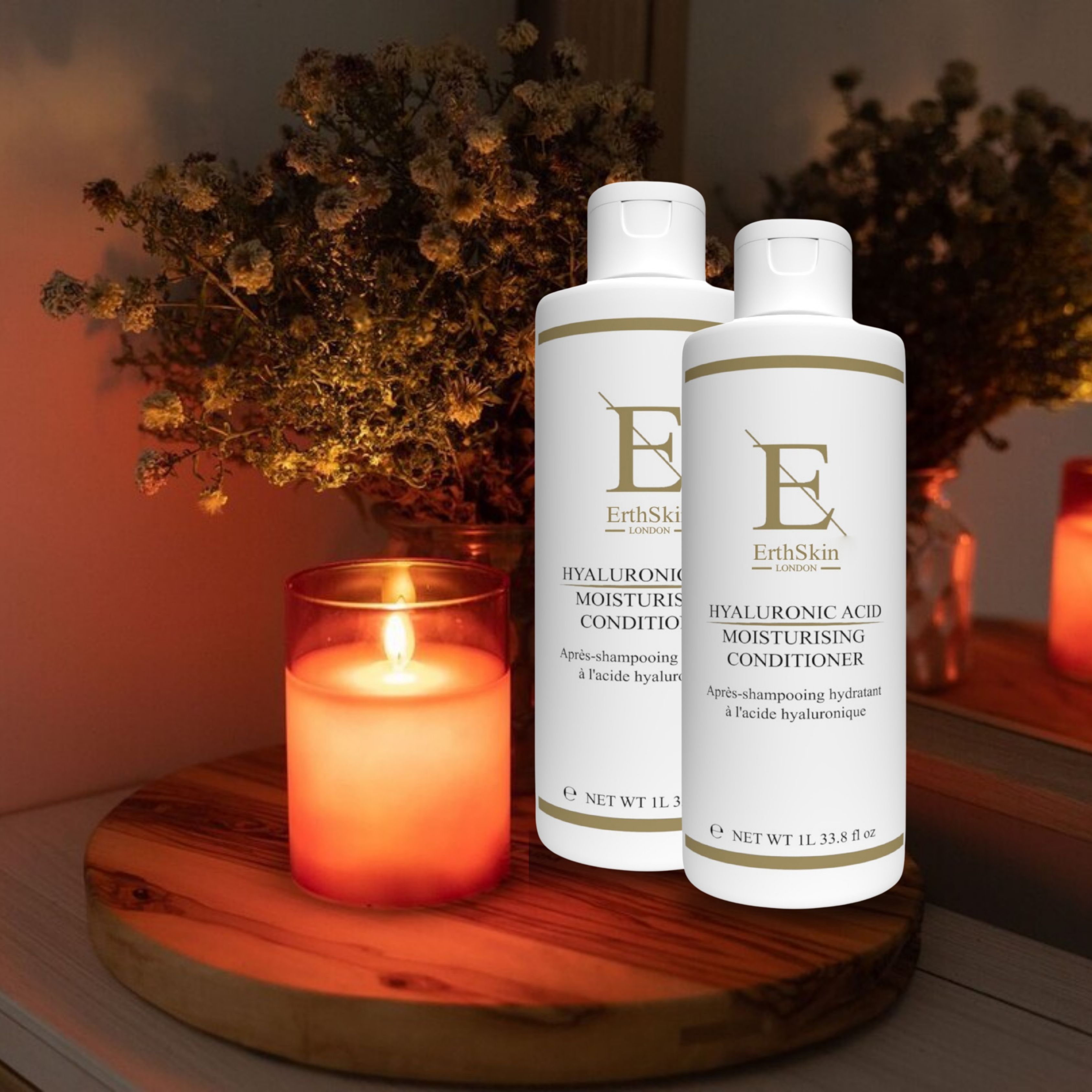 Zwei weiße Flaschen mit goldfarbenen Etiketten. Aufschrift: ErthSkin London, Hyaluronsäure feuchtigkeitsspendender Conditioner. Kerze und Dekoration.