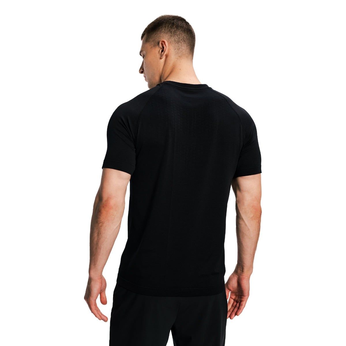 Rückansicht eines Mannes im schwarzen Kurzarm-T-Shirt mit Raglanärmeln.