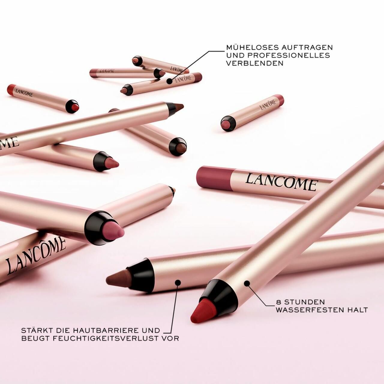 Mehrere Lipliner mit roségoldfarbenen Hüllen. Aufgedruckt ist der Markenname LANCOME. Text: Müheloses Auftragen und professionelles Verblenden.