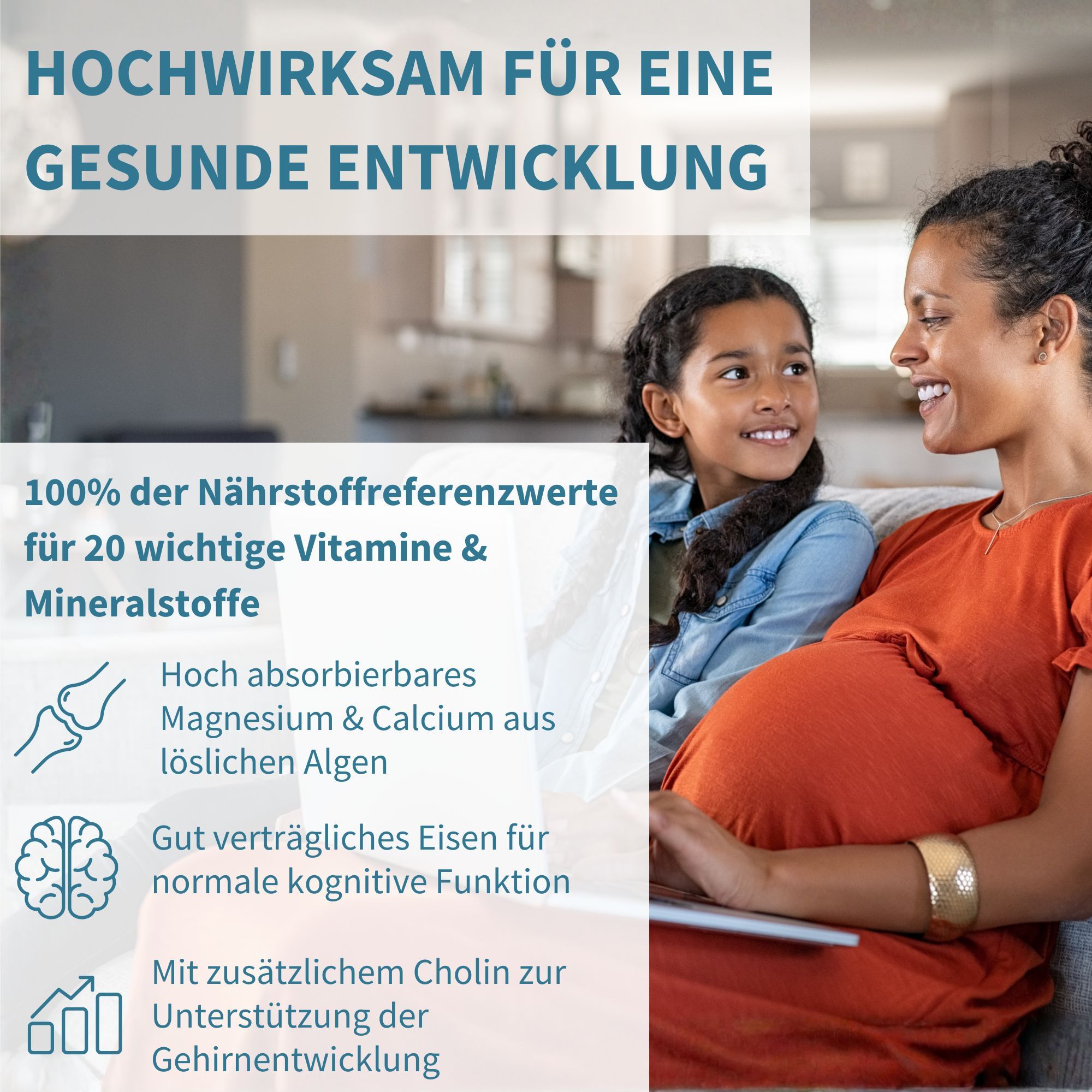 Schwangere Frau und ein Kind sitzen auf einem Sofa und lächeln sich an. Die Frau hält ihren Bauch.