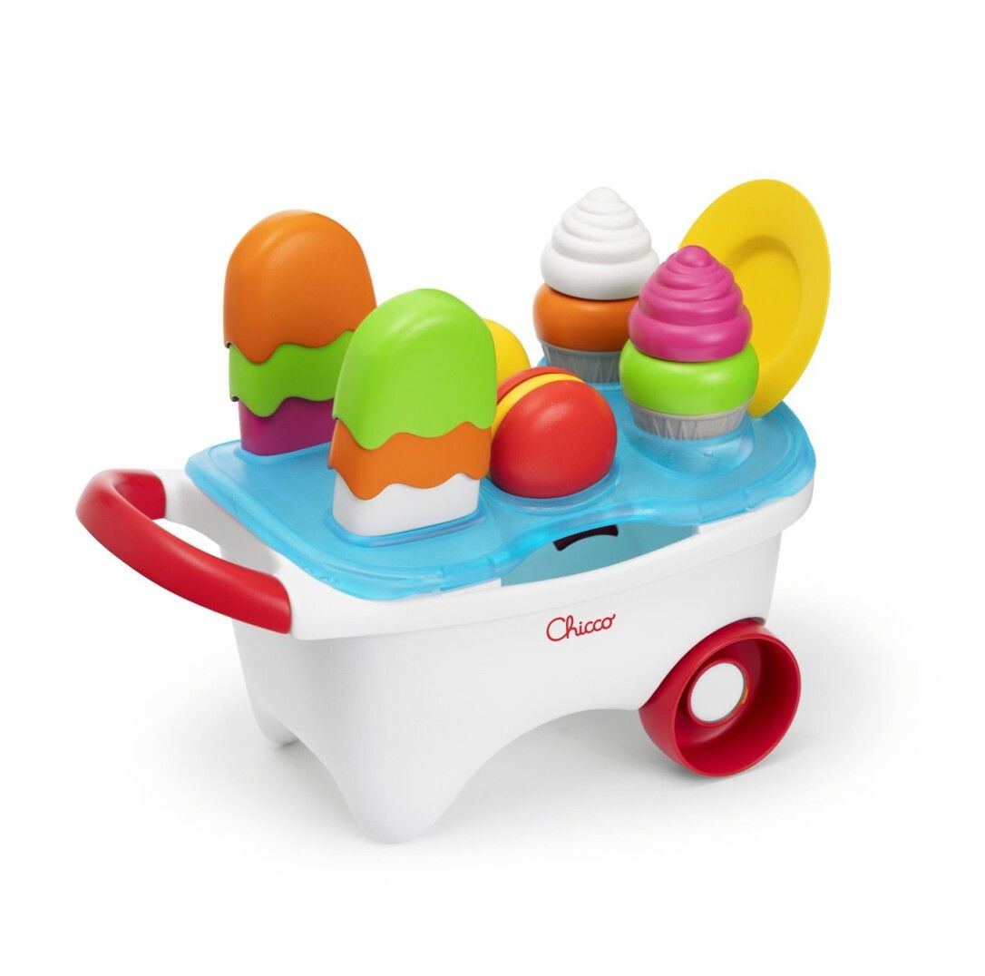 Weißer Spielzeug-Eiswagen mit rotem Griff und Rädern. Enthält farbige Eis- und Macaron-Formen. Das Logo "Chicco" ist sichtbar.
