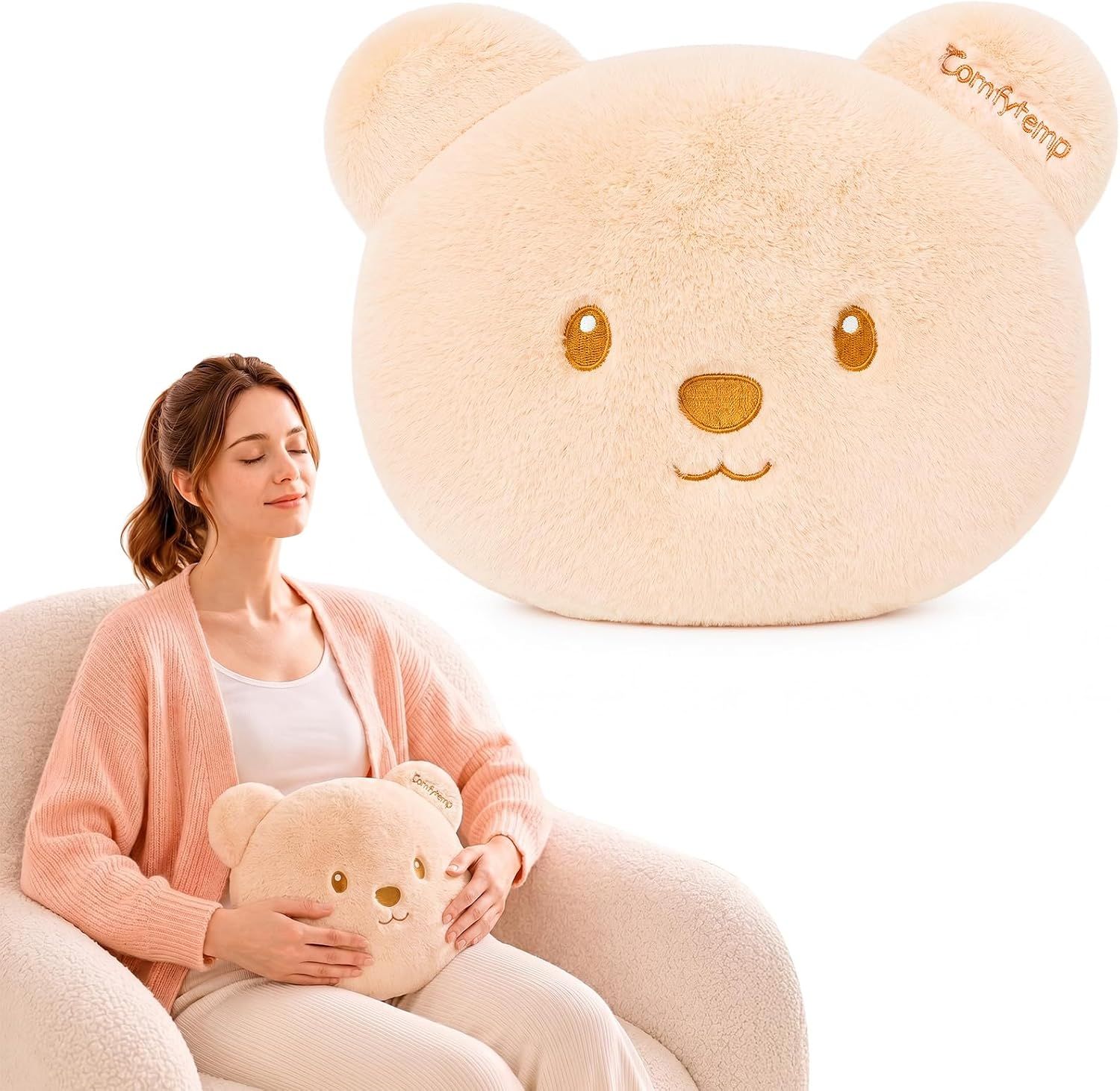 Frau hält ein Bärchen-Wärmekissen. Das Kissen hat ein süßes Gesicht und die Marke 'ComfyTemp'.