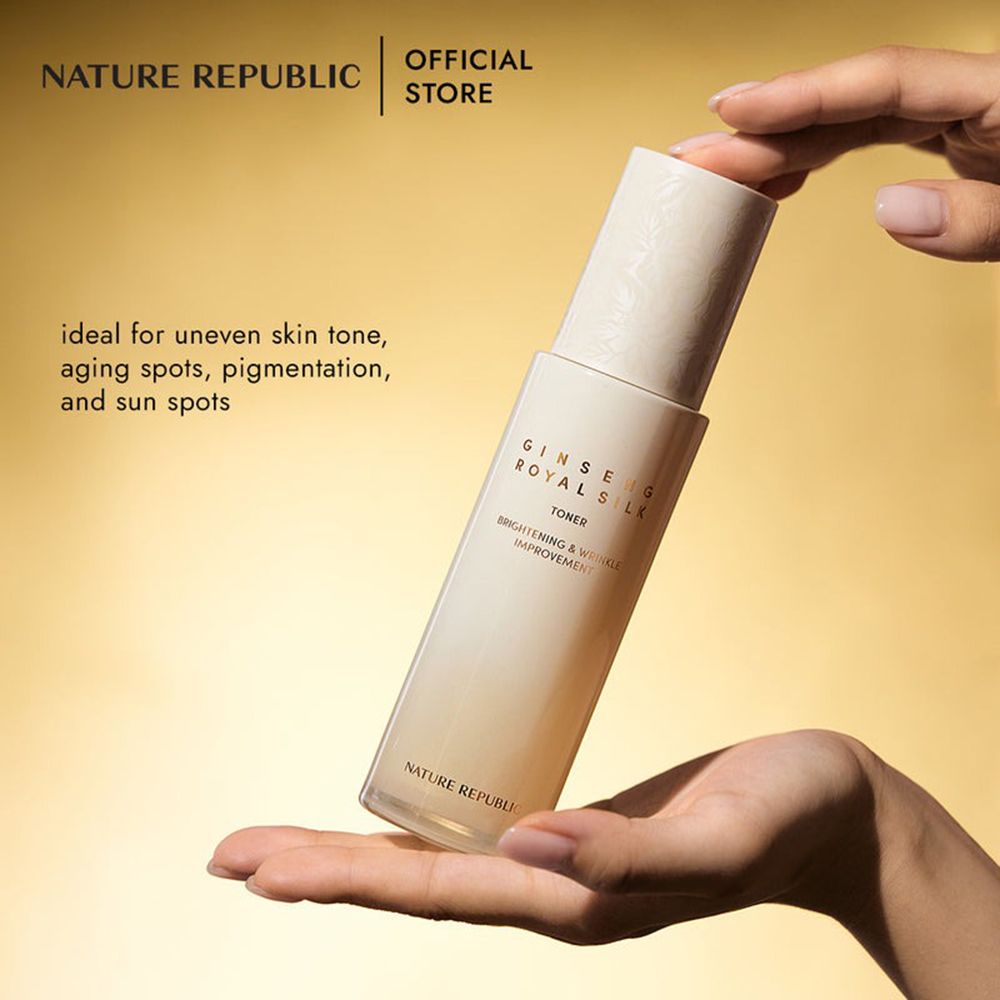 Beige Flasche in Hand gehalten. Aufschrift: Ginseng Royal Silk Toner. Marke: NATURE REPUBLIC. Text: ideal für ungleichmäßigen Hautton.