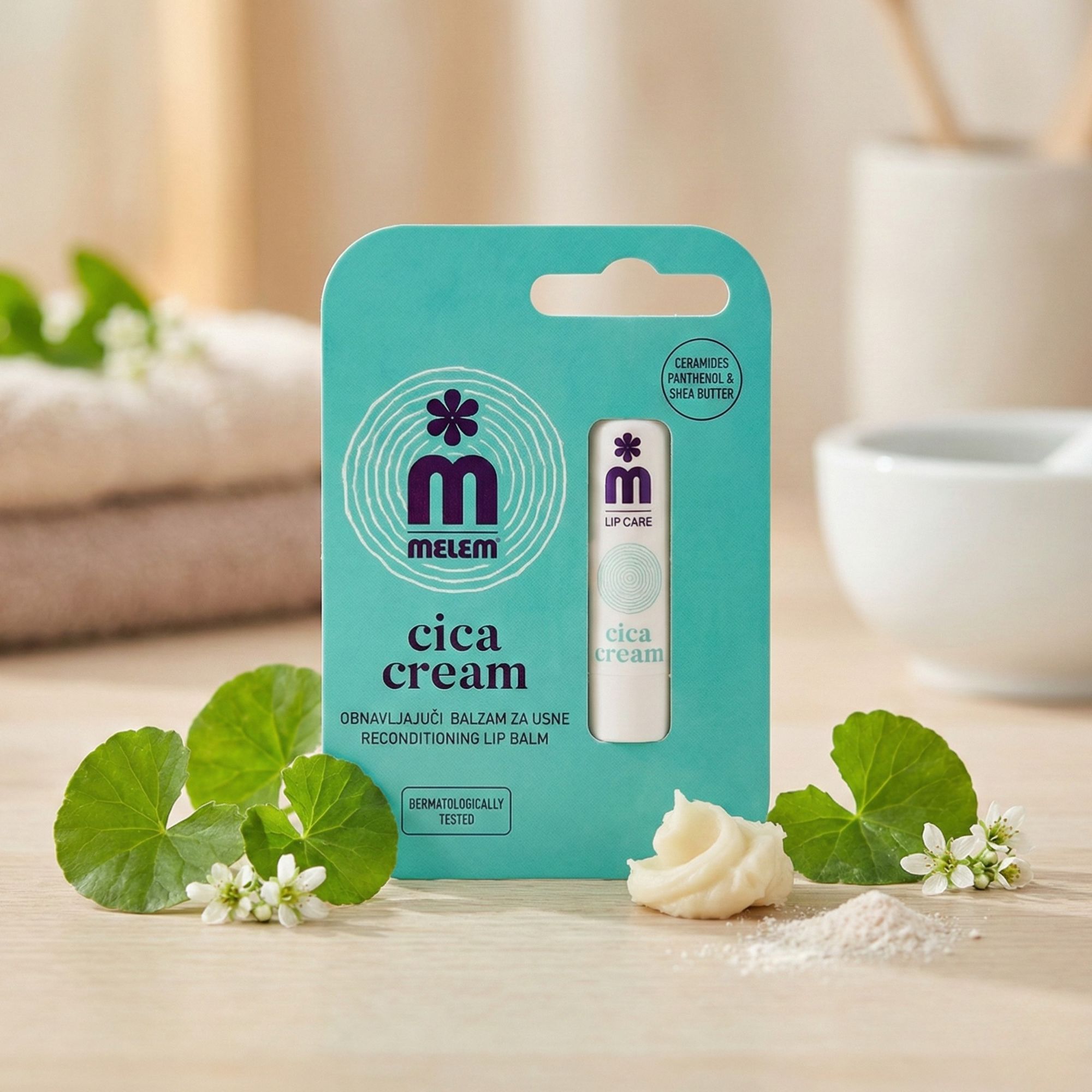 Melem Cica Cream Lippenpflegestift in Verpackung und offen. Türkis-weiße Verpackung, weißer Stift. Blüten, Blätter, Creme und Pulver daneben.