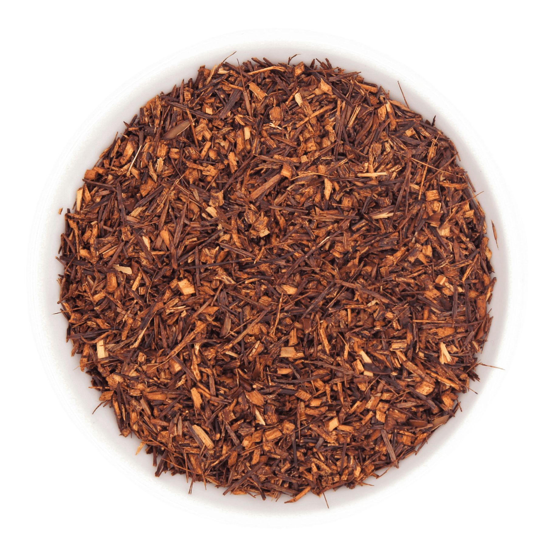 Rooibos-Tee in einer weißen Schale. Die getrockneten Blätter sind braun und zerkleinert. Draufsicht.